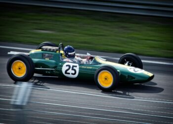 Title: The History of Formula 1 and Formula 2: A Look at Their Origins and the Unique Features of Racing Cars