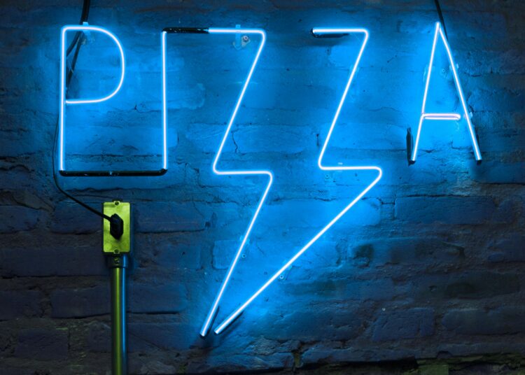 Pizza Hut and Yeastie Boys Collaborate on Exciting New York-Style Pizza Bagel – Discover How to Snag Yours for Free!